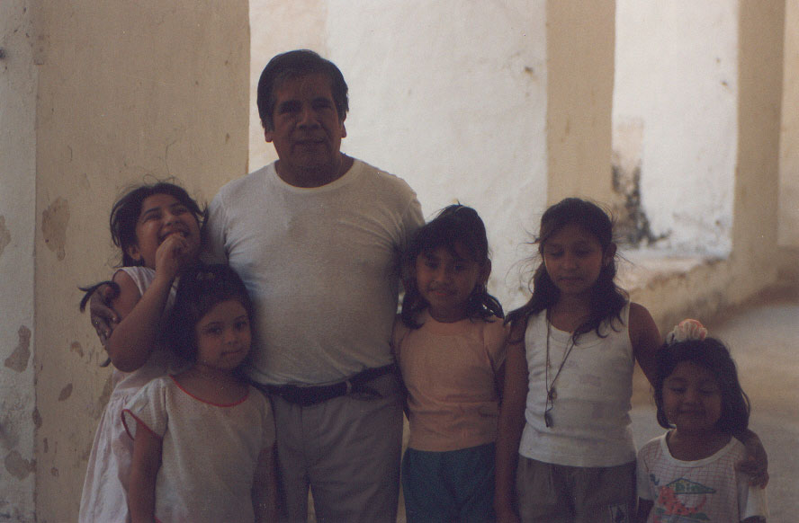 maestro-con-alumnos 